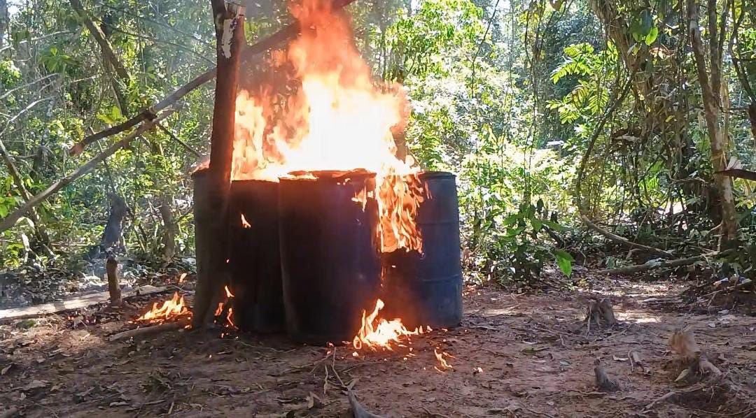 En el marco de la Operación “Neblina 2025”, en misiones de patrullajes fluviales y terrestres a través del Río Cunucunuma en las inmediaciones de la comunidad indígena San Ramón, Mcpio. Alto Orinoco fueron detectados y destruidos dos Campamentos dedicados a actividades