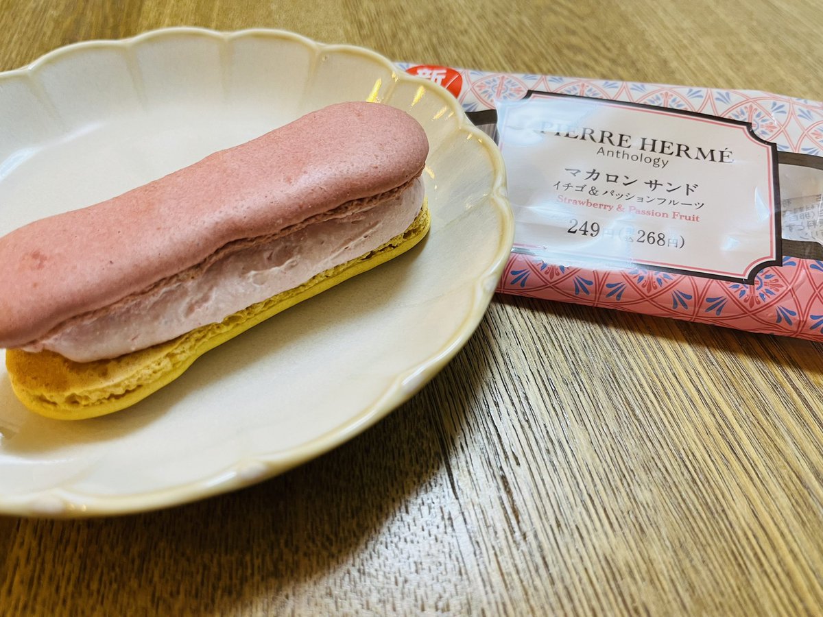solu_gooday's tweet photo. ファミマの新商品
マカロンサンドが美味しい😋
甘酸っぱくてベリー感いっぱい
カロリーは、169キロカロリーだけど、満足感のあるデザートでした

#ふぁみま #新商品 https://t.co/5THOVcU2j0