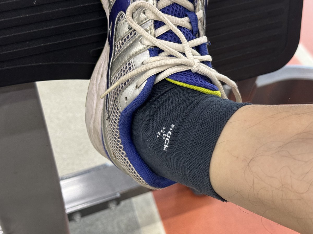 ChowPerv's tweet photo. 性癖输出04: 最爱的男袜款式 是这种地摊超市款商务薄袜 不讲究用料和质量 吸脚汗上味儿特快 ���灰或者深蓝色 土直感就上来了 两侧带个小标 如果还有印英文字母 sock 或者 sports 那简直极品 穿上立马牛子坚挺 蹲腿产精都更带劲 https://t.co/AF84DOauyY