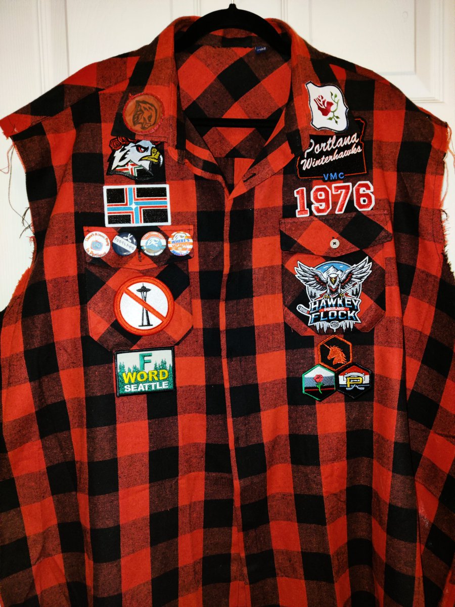 HippidyHawksGuy's tweet photo. Working on a new #hawkey vest!

@pdxwinterhawks #LETSGOHAWKS @hawkeyflock #FlockingTime https://t.co/gc8fzljmNt