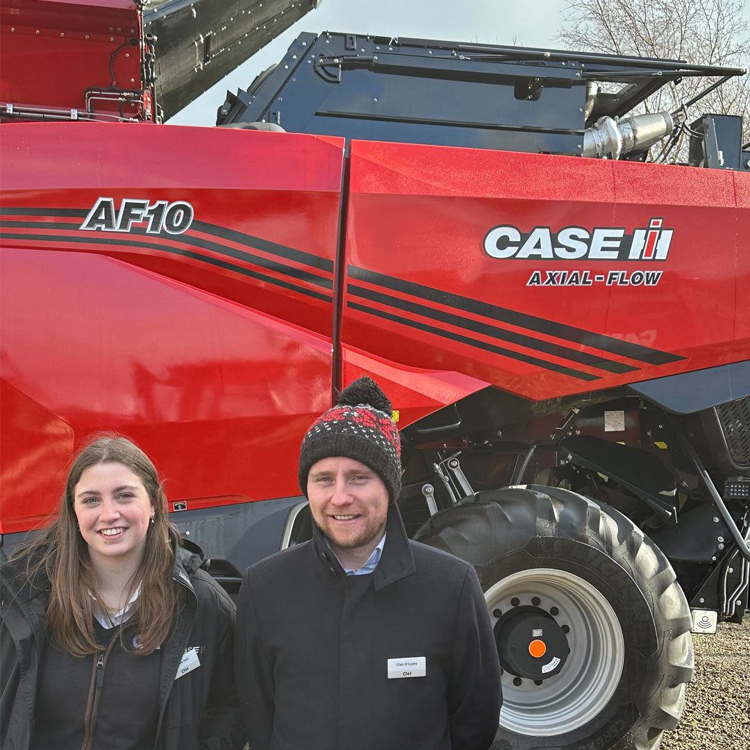 FarmersGuide's tweet image. 🌟 Doe Show 🌟

The @CaseIH_UK_IRE AF10 combine has made it's way straight from @lammashow for its first UK showing at a dealer event.

Pictured: Cian O’Leary Case IH (combine product specialist) with Esme Hall (CaseIH marketing intern)

@ErnestDoeSons #caseih #machinery #doeshow