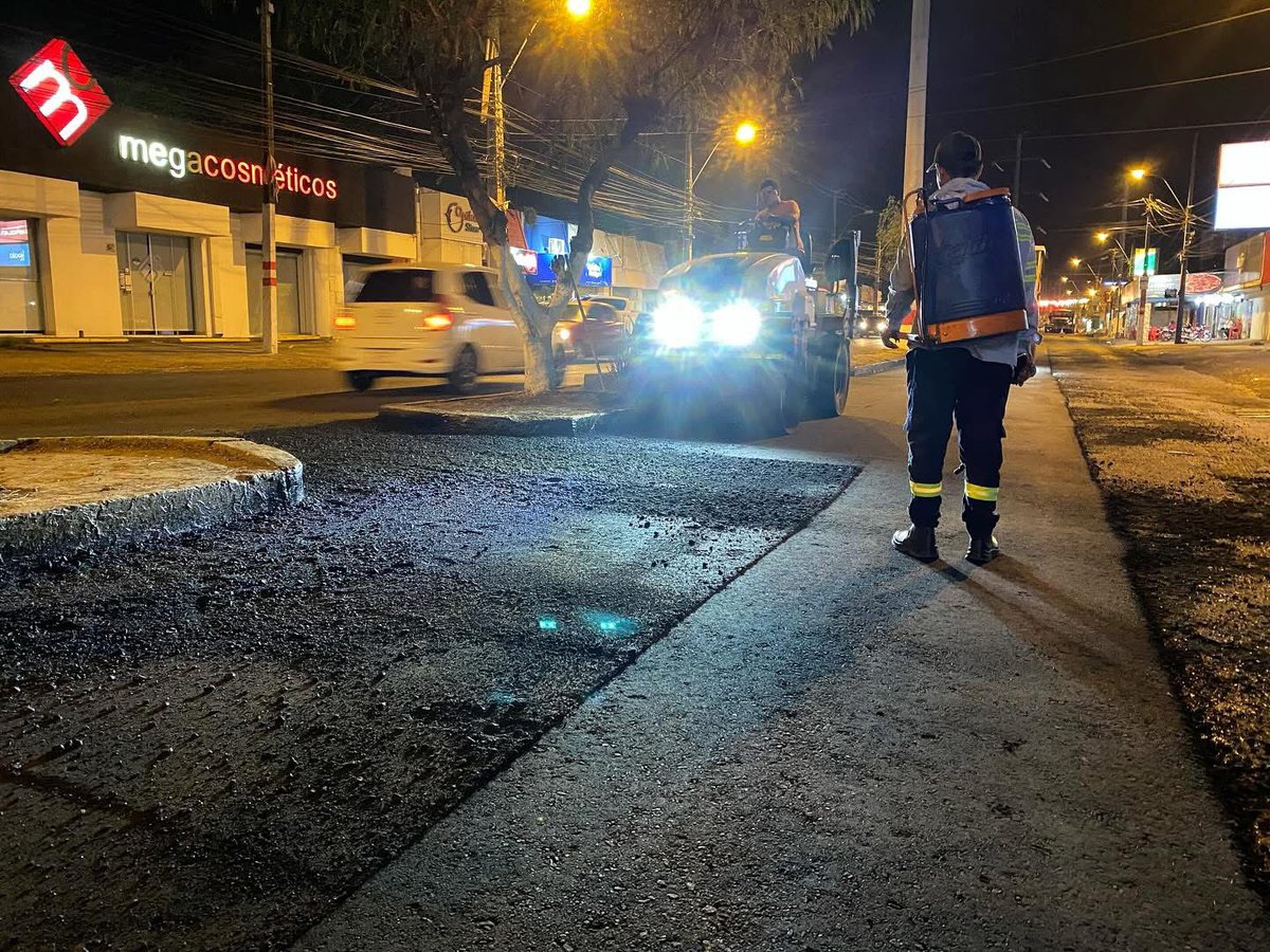 guidogonzalezok's tweet photo. 🚧 Trabajos de recapado de la Av. Cacique Lambaré continúan en la noche y madrugada de este lunes y martes para evitar molestias a los conductores que transitan en la zona.

Seguimos firmes #ReconstruyendoLambaré https://t.co/mIpDX0lxuY