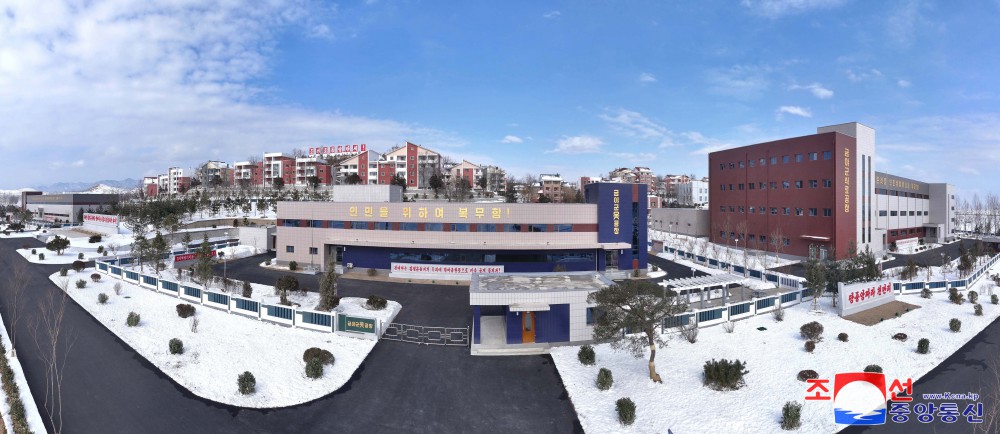 KFL_Brasil's tweet photo. 🏭🇰🇵 Novas Fábricas Inauguradas no Condado de Kumya na Coreia do Norte!

📍 O Condado de Kumya, na Província de Hamgyong do Sul, celebrou a inauguração de fábricas da indústria regional no dia 3 de fevereiro!

🏭 As novas fábricas trarão melhorias significativas para a qualidade de vida dos moradores, a comemoração incluiu apresentações artísticas, danças e um show de fogos de artifício!

🔥 Mais um passo rumo ao fortalecimento da economia Coreana!