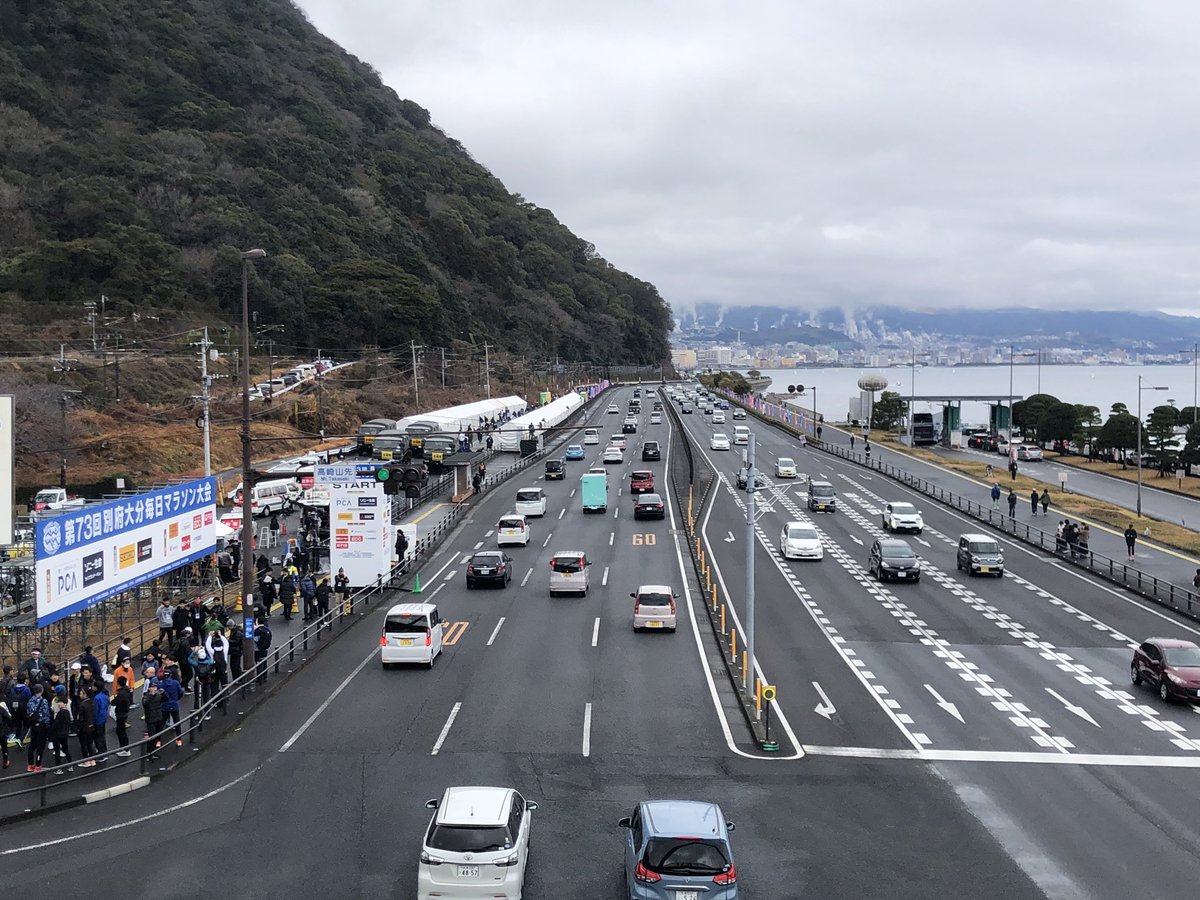 hiro_shimotsu's tweet image. 初めての
別府大分毎日マラソンは
2:59:39のシーズンベスト
給水だけで完走

子供の頃
旭化成勢が活躍していた別大は
テレビの中の世界
まさか自分が
そのスタート地点に
立てるとは！

目標の55、56分台には
36kmで足攣りして届かずも
自分なりに最高出力を出し切り
満足のいくレースができました