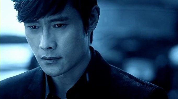 myspace1093's tweet photo. #001x456
#inhun
#หนึ่งท้าย
#TerminatorAU
#myspacefic
: อินโฮ! นายเป็นยังไงบ้าง? เลือด! เลือดเต็มไปหมดเลย นี่นายเลือดออกได้ด้วยเหรอ!
: ร่างกายผมห่อหุ้มด้วยชั้นเซลล์ ของเหลว และกล้ามเนื้อเหมือนของมนุษย์ เพียงแต่ไม่ซับซ้อนเท่ามนุษย์
: ไอ้บ้าเอ๊ย เลือดออกได้แล้วทำไมไม่บอก! นายจะปล่อยให้เลือดออกจนหมดตัวหรือไง!
: ไม่หมดครับ ของเหลวในตัวผมสามารถสร้างขึ้นใหม่ได้ตลอด
: เลือดออกเยอะขนาดนี้ กว่าจะสร้างใหม่ นายก็ตายไปแล้ว!
: ผมไม่ตายครับ ร่างกายผมซ่อมแซมตัวเองได้ แต่ถ้าแผลใหญ่แบบนี้อาจจะต้องใช้เวลาหน่อย
: แล้วนายจะปล่อยให้เลือดมันไหลเป็นก๊อกแตกแบบนี้หรือไง!
: กีฮุน คุณกำลังกลัว มือคุณสั่น อุณหภูมิร่างกายคุณลดลง หายใจลึกๆครับ ไม่ต้องกลัว
แม้จะพยายามจะทำใจให้เข้มแข็ง แต่การถูกคนที่เคยรักกันถึงขั้นจะแต่งงานไล่ฆ่ากันแบบนี้ มันก็หนักหนาเกินไปสำหรับเขา โจวซังอูกลายเป็นคนแบบนี้ไปได้ยังไง คนที่ใจดีมีเมตตา ช่วยเหลือแม้กระทั่งแต่แมวตัวเล็กๆหายไปไหน ทำไมเขาถึงเห็นแต่โจวซังอูที่โหดเหี้ยม ฆ่าคนเป็นผักปลา ไล่ล่าเขาเพียงเพราะว่าอยากได้แค่ของเล็กๆชิ้นเดียว
กีฮุนกลั้นสะอื้น เช็ดน้ำตาออกจากแก้มลวกๆ มือยังคงกดผ้าลงบนบาดแผลขนาดใหญ่ที่ต้นขาขวาของอินโฮที่ตอนนี้เลือดไหลน้อยลงเรื่อยๆแล้ว แม้จะรู้ว่าอีกฝ่ายเป็นหุ่นยนต์สังหาร ไม่มีชีวิต ไม่มีความรู้สึก แต่กีฮุนก็ยังเป็นห่วงอินโฮอยู่ดี
: ไม่น่าเชื่อว่าของแค่ชิ้นเดียวจะทำให้คนๆนึงเปลี่ยนไปมากขนาดนี้
: เขาไม่ได้เปลี่ยนไปครับ โจวซังอูเป็นคนโหดเหี้ยมแบบนี้อยู่แล้ว คุณแค่ไม่รู้เท่านั้นเอง
: ถ้าไม่มีนาย ฉันคงตายไปแล้ว
: ผมไม่ยอมให้คุณตายครับ
: อินโฮ เวลานายโดนพวกนั้นทำร้าย นายเจ็บหรือเปล่า
: ไม่ครับ
: ไม่มีอะไรที่ทำให้นายเจ็บปวดได้เลยเหรอ?
: มีครับ
: อะไรล่ะ?
: น้ำตาของคุณ สิ่งเดียวที่ทำให้ผมเจ็บปวด คือเห็นคุณร้องไห้ครับกีฮุน