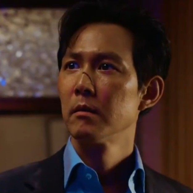 myspace1093's tweet photo. #001x456
#inhun
#หนึ่งท้าย
#TerminatorAU
#myspacefic
: อินโฮ! นายเป็นยังไงบ้าง? เลือด! เลือดเต็มไปหมดเลย นี่นายเลือดออกได้ด้วยเหรอ!
: ร่างกายผมห่อหุ้มด้วยชั้นเซลล์ ของเหลว และกล้ามเนื้อเหมือนของมนุษย์ เพียงแต่ไม่ซับซ้อนเท่ามนุษย์
: ไอ้บ้าเอ๊ย เลือดออกได้แล้วทำไมไม่บอก! นายจะปล่อยให้เลือดออกจนหมดตัวหรือไง!
: ไม่หมดครับ ของเหลวในตัวผมสามารถสร้างขึ้นใหม่ได้ตลอด
: เลือดออกเยอะขนาดนี้ กว่าจะสร้างใหม่ นายก็ตายไปแล้ว!
: ผมไม่ตายครับ ร่างกายผมซ่อมแซมตัวเองได้ แต่ถ้าแผลใหญ่แบบนี้อาจจะต้องใช้เวลาหน่อย
: แล้วนายจะปล่อยให้เลือดมันไหลเป็นก๊อกแตกแบบนี้หรือไง!
: กีฮุน คุณกำลังกลัว มือคุณสั่น อุณหภูมิร่างกายคุณลดลง หายใจลึกๆครับ ไม่ต้องกลัว
แม้จะพยายามจะทำใจให้เข้มแข็ง แต่การถูกคนที่เคยรักกันถึงขั้นจะแต่งงานไล่ฆ่ากันแบบนี้ มันก็หนักหนาเกินไปสำหรับเขา โจวซังอูกลายเป็นคนแบบนี้ไปได้ยังไง คนที่ใจดีมีเมตตา ช่วยเหลือแม้กระทั่งแต่แมวตัวเล็กๆหายไปไหน ทำไมเขาถึงเห็นแต่โจวซังอูที่โหดเหี้ยม ฆ่าคนเป็นผักปลา ไล่ล่าเขาเพียงเพราะว่าอยากได้แค่ของเล็กๆชิ้นเดียว
กีฮุนกลั้นสะอื้น เช็ดน้ำตาออกจากแก้มลวกๆ มือยังคงกดผ้าลงบนบาดแผลขนาดใหญ่ที่ต้นขาขวาของอินโฮที่ตอนนี้เลือดไหลน้อยลงเรื่อยๆแล้ว แม้จะรู้ว่าอีกฝ่ายเป็นหุ่นยนต์สังหาร ไม่มีชีวิต ไม่มีความรู้สึก แต่กีฮุนก็ยังเป็นห่วงอินโฮอยู่ดี
: ไม่น่าเชื่อว่าของแค่ชิ้นเดียวจะทำให้คนๆนึงเปลี่ยนไปมากขนาดนี้
: เขาไม่ได้เปลี่ยนไปครับ โจวซังอูเป็นคนโหดเหี้ยมแบบนี้อยู่แล้ว คุณแค่ไม่รู้เท่านั้นเอง
: ถ้าไม่มีนาย ฉันคงตายไปแล้ว
: ผมไม่ยอมให้คุณตายครับ
: อินโฮ เวลานายโดนพวกนั้นทำร้าย นายเจ็บหรือเปล่า
: ไม่ครับ
: ไม่มีอะไรที่ทำให้นายเจ็บปวดได้เลยเหรอ?
: มีครับ
: อะไรล่ะ?
: น้ำตาของคุณ สิ่งเดียวที่ทำให้ผมเจ็บปวด คือเห็นคุณร้องไห้ครับกีฮุน