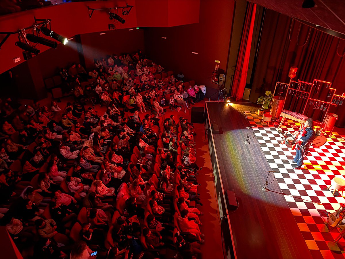 🎊🎶 Una fiesta: esto se han encontrado los escolares de distintos coles de la Montaña Palentina en el Auditorio de Guardo para ver ‘Ad Libitum’ de <a href="/lapsoprod/">Lapso Producciones</a>
Y además hoy un equipo de <a href="/rtve/">RTVE</a> se ha desplazado a Guardo para contar al mundo qué es AUDACES y el trabajo que hacemos🎭