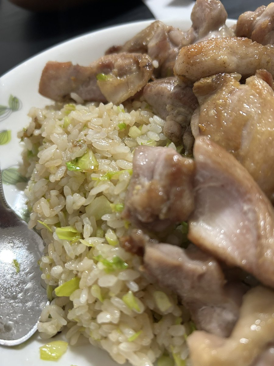 KEI_LEVELslime's tweet photo. 〜男料理〜
🍗チキンライドオンガーリックチャーハン

脂っこいけど、簡単に作れてマジで美味い！結局、炒飯って自炊において最強だと思う！

🧄にんにくの匂いの素であるアリシンは、疲労回復効果が期待できる!
疲れた体にニンニクを！
#料理 https://t.co/Q2unrpyFEE