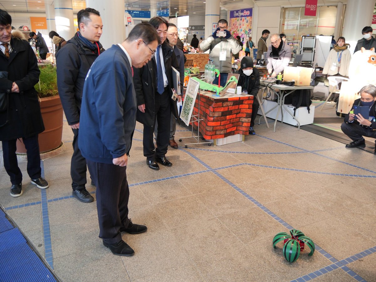 ohmura_jimusho_'s tweet photo. ⑧「MAKERS OASIS 2025」は、明日も、オアシス21で、正午から午後9時半まで開催されます。

好きなものを作るという、モノづくりの原点が感じられる、楽しいイベントが盛りだくさんです！
皆様、ぜひお出かけください！

「MAKERS OASIS 2025」の主催者「 #名古屋テレビ放送 」の伊藤主査と。 https://t.co/LWUthOkJqm