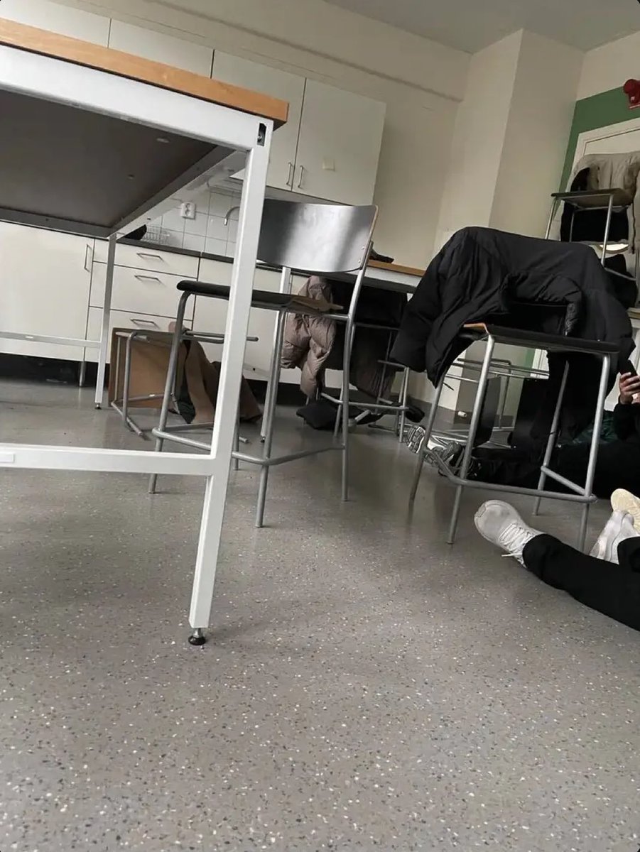 8bdrssss's tweet photo. Active school shooting happening in Örebro, Sweden right now. Four people have been shot with an automatic weapon. Students have locked themselves in the classrooms. https://t.co/118FGtzpMH