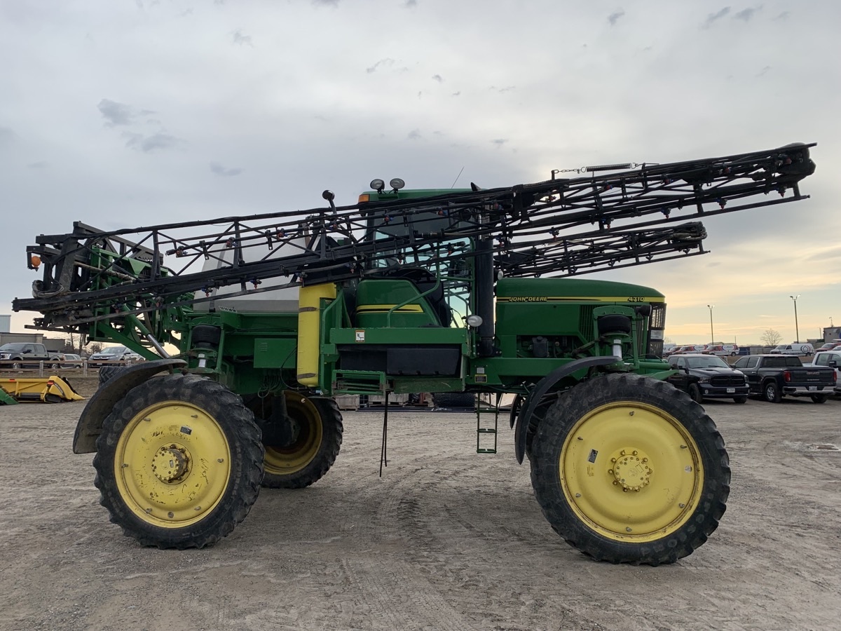 TRADE TUESDAY: 2002 #JohnDeere 4710 $125,995 - 800gal stainless tank, 100'boom w/ 20" nozzle spacing, poly plumbing, chemical eductor, 2600 display w/ autotrac, Norac UC4 boom leveling, less receiver, 2508 ENG HRS #PremierPreowned #PremierEquip #TradeTues premierequipment.ca/used-equipment…