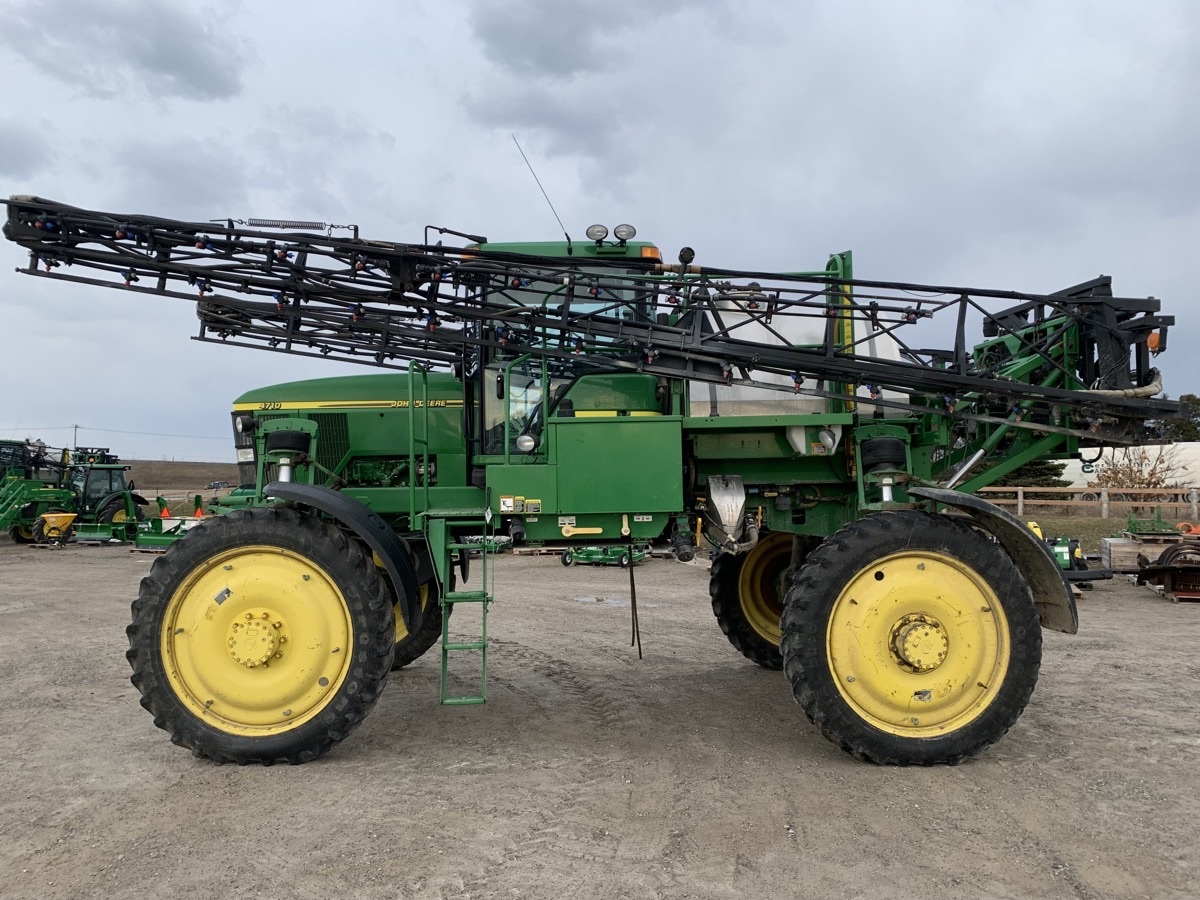 PremierEquip1's tweet photo. TRADE TUESDAY: 2002 #JohnDeere 4710 $125,995 - 800gal stainless tank, 100'boom w/ 20" nozzle spacing, poly plumbing, chemical eductor, 2600 display w/ autotrac, Norac UC4 boom leveling, less receiver, 2508 ENG HRS #PremierPreowned #PremierEquip #TradeTues https://t.co/gYEJY1jm4z https://t.co/cyKrwmcpiq