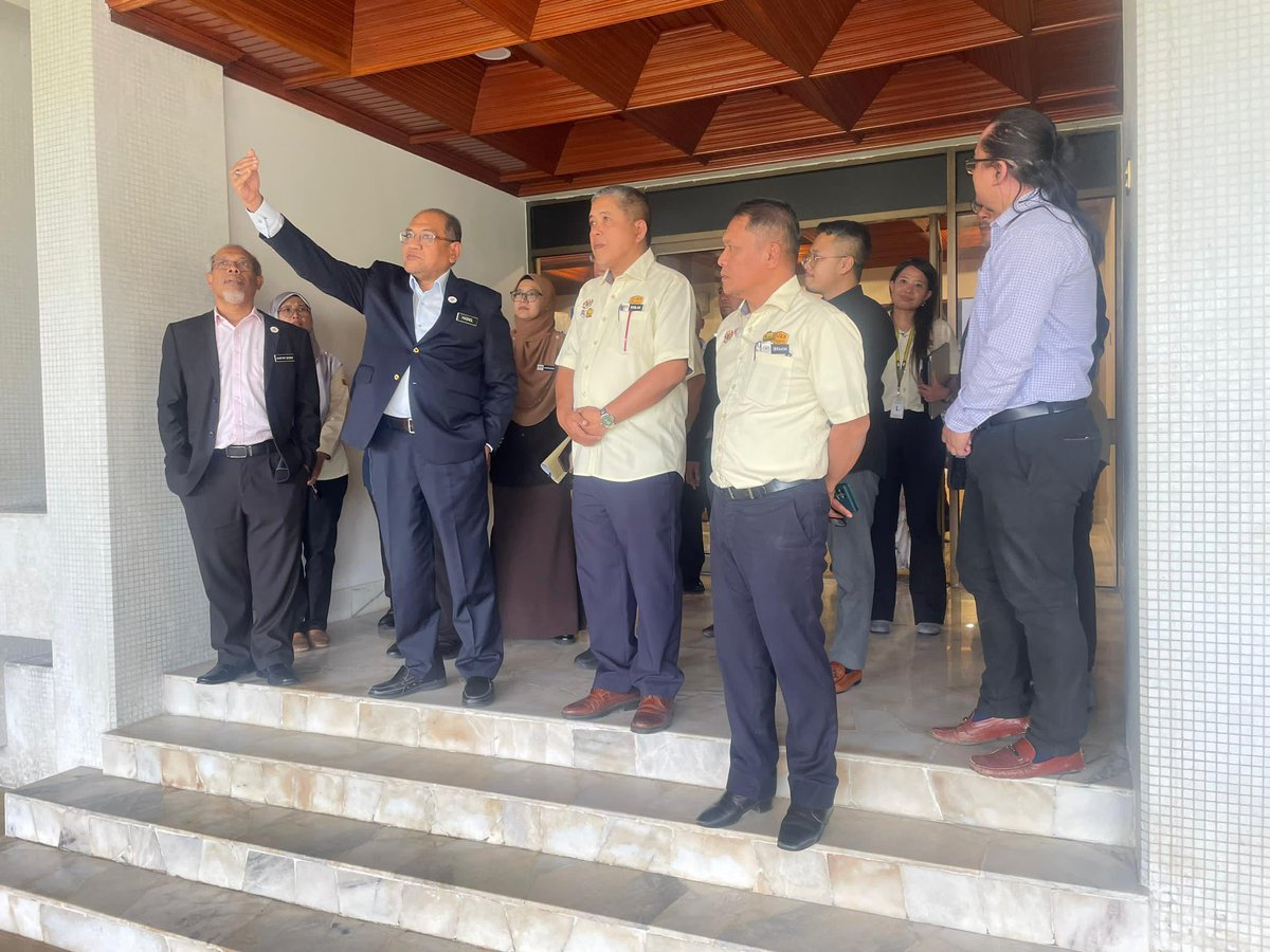 TkpkrBangunan's tweet photo. 4 Feb 25 - Majlis Penyerahan Projek Siap Majlis Serahan Projek Galeria Sri Perdana, Kuala Lumpur yang disempurnakan oleh YBhg Datuk Seri KSU  KPN bersama YBhg Datuk Wira KPKR. 
@moworksmy @IPJKR_Official @RoslanisE @IEsa2018 @CKBA2_JKR https://t.co/P9ikhlDGCc
