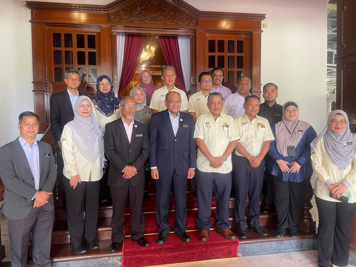 TkpkrBangunan's tweet photo. 4 Feb 25 - Majlis Penyerahan Projek Siap Majlis Serahan Projek Galeria Sri Perdana, Kuala Lumpur yang disempurnakan oleh YBhg Datuk Seri KSU  KPN bersama YBhg Datuk Wira KPKR. 
@moworksmy @IPJKR_Official @RoslanisE @IEsa2018 @CKBA2_JKR https://t.co/P9ikhlDGCc