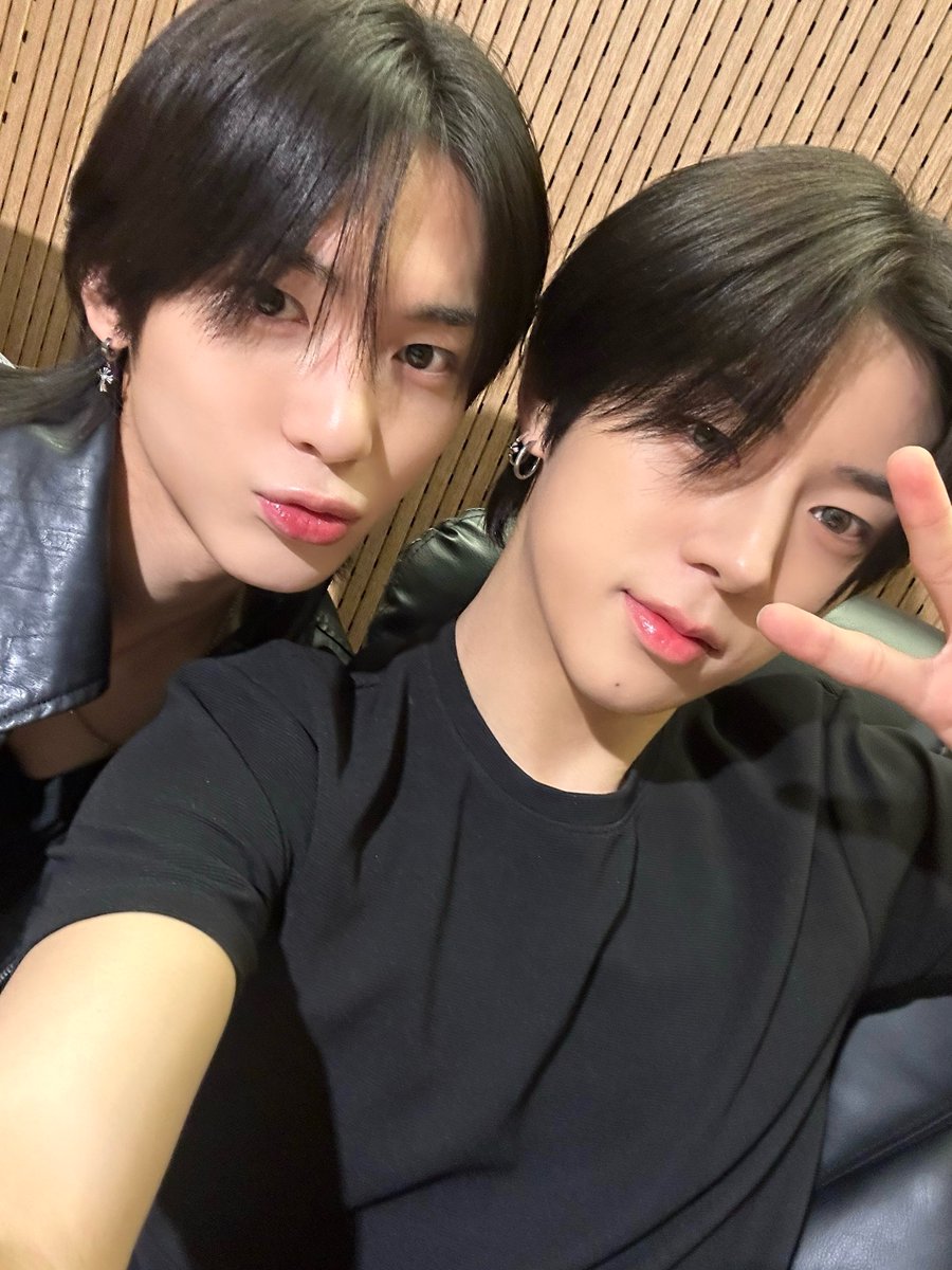 CUBE_NOWZ's tweet photo. [📢] 오빵❤️ (오랜만에 돌아온 빵사즈)

NOWADAYS의 Weverse LIVE가 시작되었습니다! 
데이앤 여러분의 많은 시청 바랍니다 🙌 
🔗 https://t.co/3LQq6VndHD

#NOWADAYS #나우어데이즈
#진혁 #JINHYUK
#시윤 #SIYUN https://t.co/a7iRieaqrf