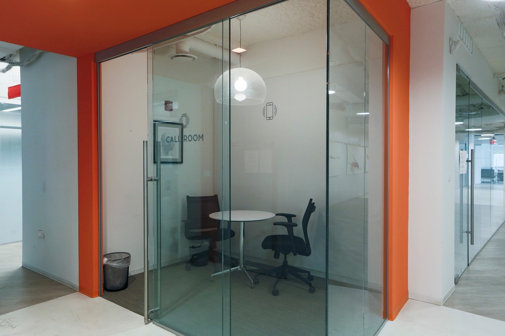 Bookable meeting rooms, lounges, shared kitchens, phone booths, and a variety of seating options allow you to find the space that works best for you throughout the day.