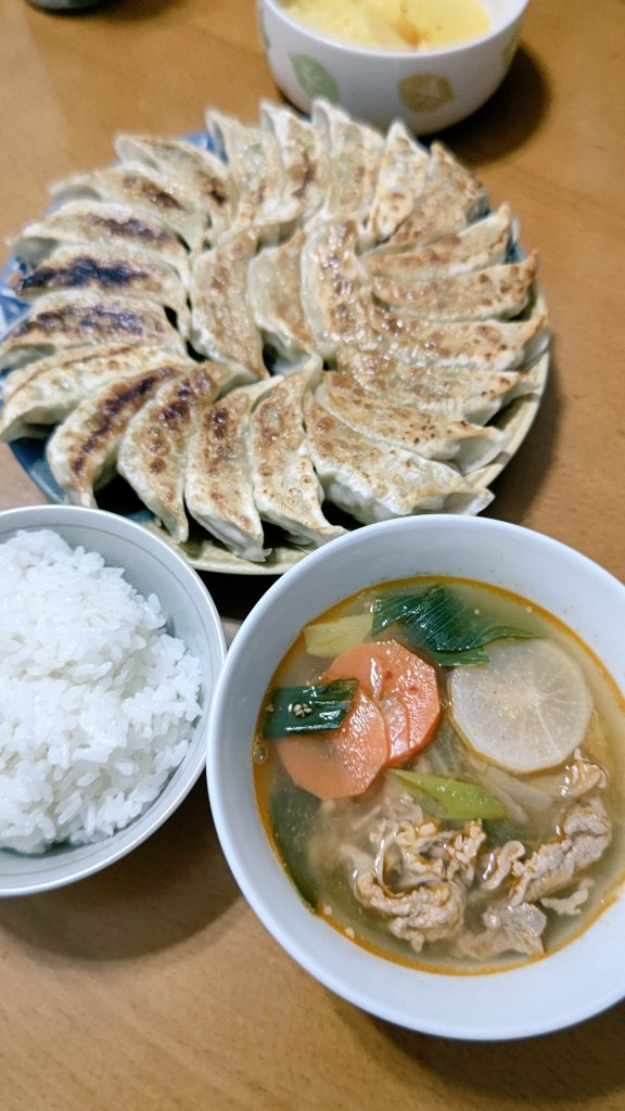 ryoko_730228's tweet photo. こんばんは🌃
今夜はカルビスープと餃子🧑‍🍳
風邪が回復したばかりの
畑仕事だったから熱々の料理で
暖まりました🥰
ゆっくり休んで下さいね💕
おやすみなさい💤 https://t.co/xbW2q6kNn3