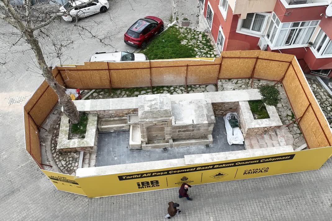 #İBB-#Çatalca Belediyesi #Miras İşbirliği tarihi miraslara sahip çıkmaya devam ediyor.
Yalnızca Çatalca’mızın, İstanbul’umuzun değil, ülkemizin de tarihsel mirasları olan Tarihi Ali Paşa Çeşmesi ile Tarihi Ortaokul Çeşmesi’nin basit bakım onarım çalışmalarına devam ediliyor.
