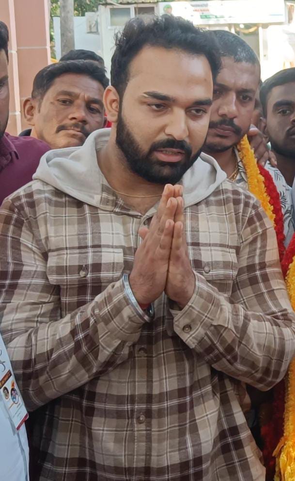 Chethan_Surya_S's tweet photo. ನಮ್ಮವರೊಂದಿಗೆ ನಾವು..✊💛❤️

ಈ ಬಾರಿ ಕೇವಲ ಕೈಮುಗಿಸಿ ಕ್ಷಮೆ ಕೇಳಿಸಿ ಸುಮ್ಮನಾಗಲಿಲ್ಲ 
ಬದಲಾಗಿ ದುರಹಂಕಾರದಿಂದ ನಮ್ಮವರ ಮೇಲೆ ಹಲ್ಲೆ ಮಾಡಿದ ಹಿಂದಿವಾಲರ 
ಮೇಲೆ FIR ದಾಖಲಿಸಿದ್ದೇವೆ.!✊

ಈ ವಿಚಾರದಲ್ಲಿ ಸಾಕಷ್ಟು ಕನ್ನಡ ಪರ ಸಂಘಟನೆಗಳು ಒಗ್ಗೂಡಿ ನೊಂದ ಡೆಲಿವರಿ ಹುಡುಗನಿಗೆ  ನ್ಯಾಯ ದೊರಕಿಸಿ ಕೊಟ್ಟಿದ್ದು ವಿಶೇಷವಾಗಿತ್ತು..

#ಕನ್ನಡ https://t.co/9HIyJNhrfJ