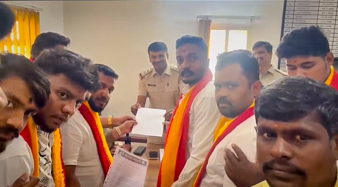 Chethan_Surya_S's tweet photo. ನಮ್ಮವರೊಂದಿಗೆ ನಾವು..✊💛❤️

ಈ ಬಾರಿ ಕೇವಲ ಕೈಮುಗಿಸಿ ಕ್ಷಮೆ ಕೇಳಿಸಿ ಸುಮ್ಮನಾಗಲಿಲ್ಲ 
ಬದಲಾಗಿ ದುರಹಂಕಾರದಿಂದ ನಮ್ಮವರ ಮೇಲೆ ಹಲ್ಲೆ ಮಾಡಿದ ಹಿಂದಿವಾಲರ 
ಮೇಲೆ FIR ದಾಖಲಿಸಿದ್ದೇವೆ.!✊

ಈ ವಿಚಾರದಲ್ಲಿ ಸಾಕಷ್ಟು ಕನ್ನಡ ಪರ ಸಂಘಟನೆಗಳು ಒಗ್ಗೂಡಿ ನೊಂದ ಡೆಲಿವರಿ ಹುಡುಗನಿಗೆ  ನ್ಯಾಯ ದೊರಕಿಸಿ ಕೊಟ್ಟಿದ್ದು ವಿಶೇಷವಾಗಿತ್ತು..

#ಕನ್ನಡ https://t.co/9HIyJNhrfJ