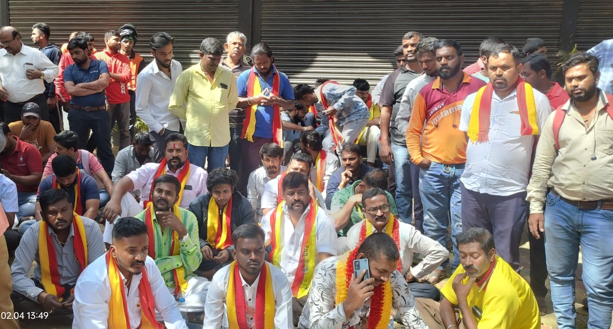Chethan_Surya_S's tweet photo. ನಮ್ಮವರೊಂದಿಗೆ ನಾವು..✊💛❤️

ಈ ಬಾರಿ ಕೇವಲ ಕೈಮುಗಿಸಿ ಕ್ಷಮೆ ಕೇಳಿಸಿ ಸುಮ್ಮನಾಗಲಿಲ್ಲ 
ಬದಲಾಗಿ ದುರಹಂಕಾರದಿಂದ ನಮ್ಮವರ ಮೇಲೆ ಹಲ್ಲೆ ಮಾಡಿದ ಹಿಂದಿವಾಲರ 
ಮೇಲೆ FIR ದಾಖಲಿಸಿದ್ದೇವೆ.!✊

ಈ ವಿಚಾರದಲ್ಲಿ ಸಾಕಷ್ಟು ಕನ್ನಡ ಪರ ಸಂಘಟನೆಗಳು ಒಗ್ಗೂಡಿ ನೊಂದ ಡೆಲಿವರಿ ಹುಡುಗನಿಗೆ  ನ್ಯಾಯ ದೊರಕಿಸಿ ಕೊಟ್ಟಿದ್ದು ವಿಶೇಷವಾಗಿತ್ತು..

#ಕನ್ನಡ https://t.co/9HIyJNhrfJ