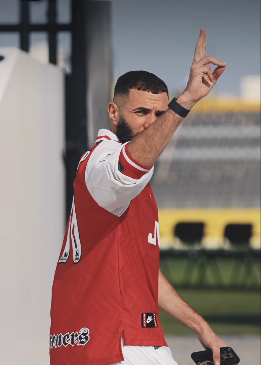 Benzema qui rock le maillot d’Arsenal 97/98 ✨
