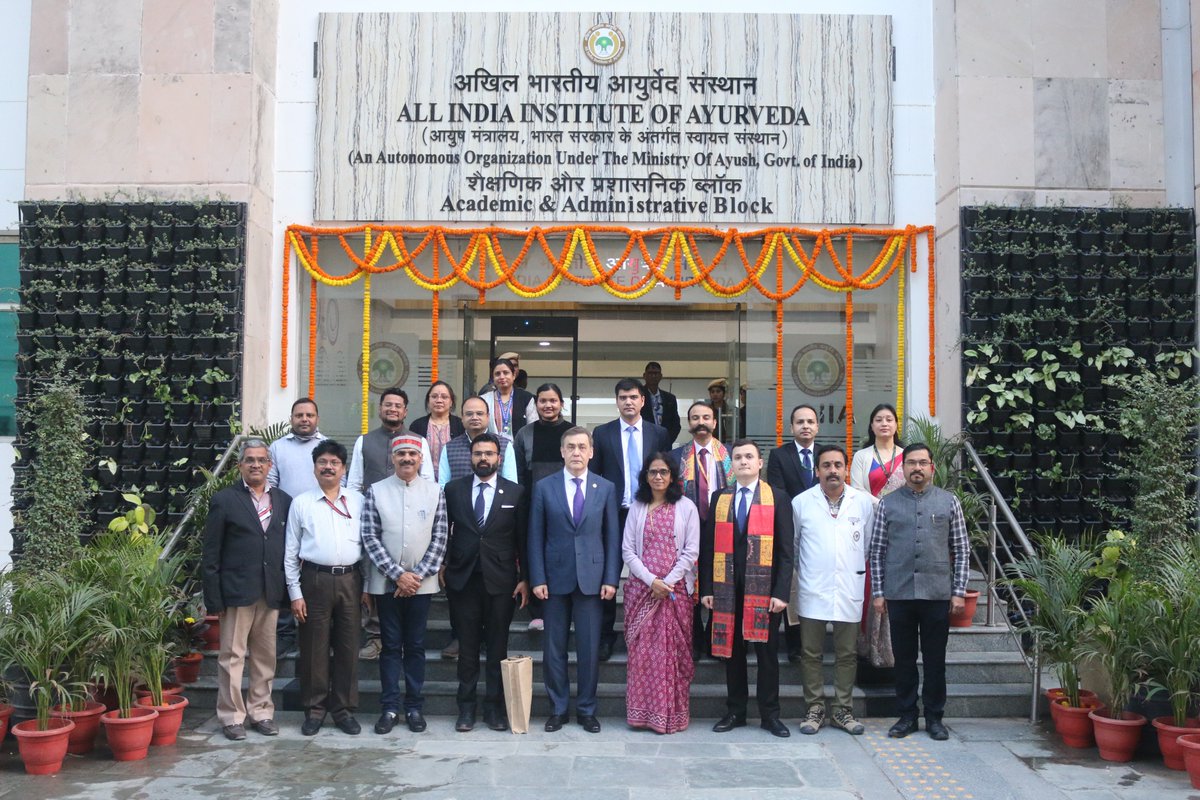 AIIA_NDelhi's tweet image. AIIA is honoured to have the gracious presence of H.E Mr. Nurlan Yermekbayev, Secretary General, Shanghai Cooperation Organisation. AIIA Director (I/C) Prof. (Dr.) Sujata Kadam welcomed him and facilitated a tour of the institute’s facilities. #Ayush #Ayurveda #CareWithCompassion