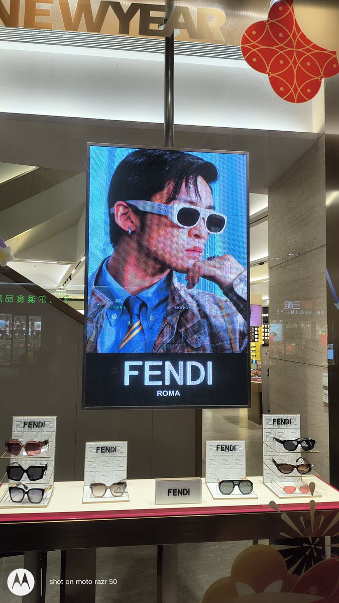 LaTotmenta_Cc's tweet photo. 上海眼镜店也有めめ的广告啦🖤🖤
#Fendi #目黒蓮
上海红星眼镜店总店位于淮海中路594号-598号。 https://t.co/bb47I5BwRu