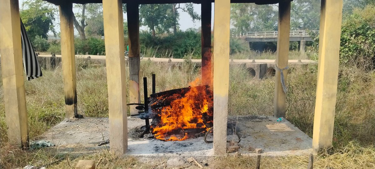 SocioWelfare's tweet photo. A farewell beyond caste barriers.
Maheswari Organisation performs the last rites of Budu Purabhue of Bhuterbahal village with dignity when society denies cremation due to marriage of his daughter with other caste.@CollectorBgr @sksingh_deo
@DeoKalikesh @CMO_Odisha
@MahalingMukesh https://t.co/GRgs4oNmTj