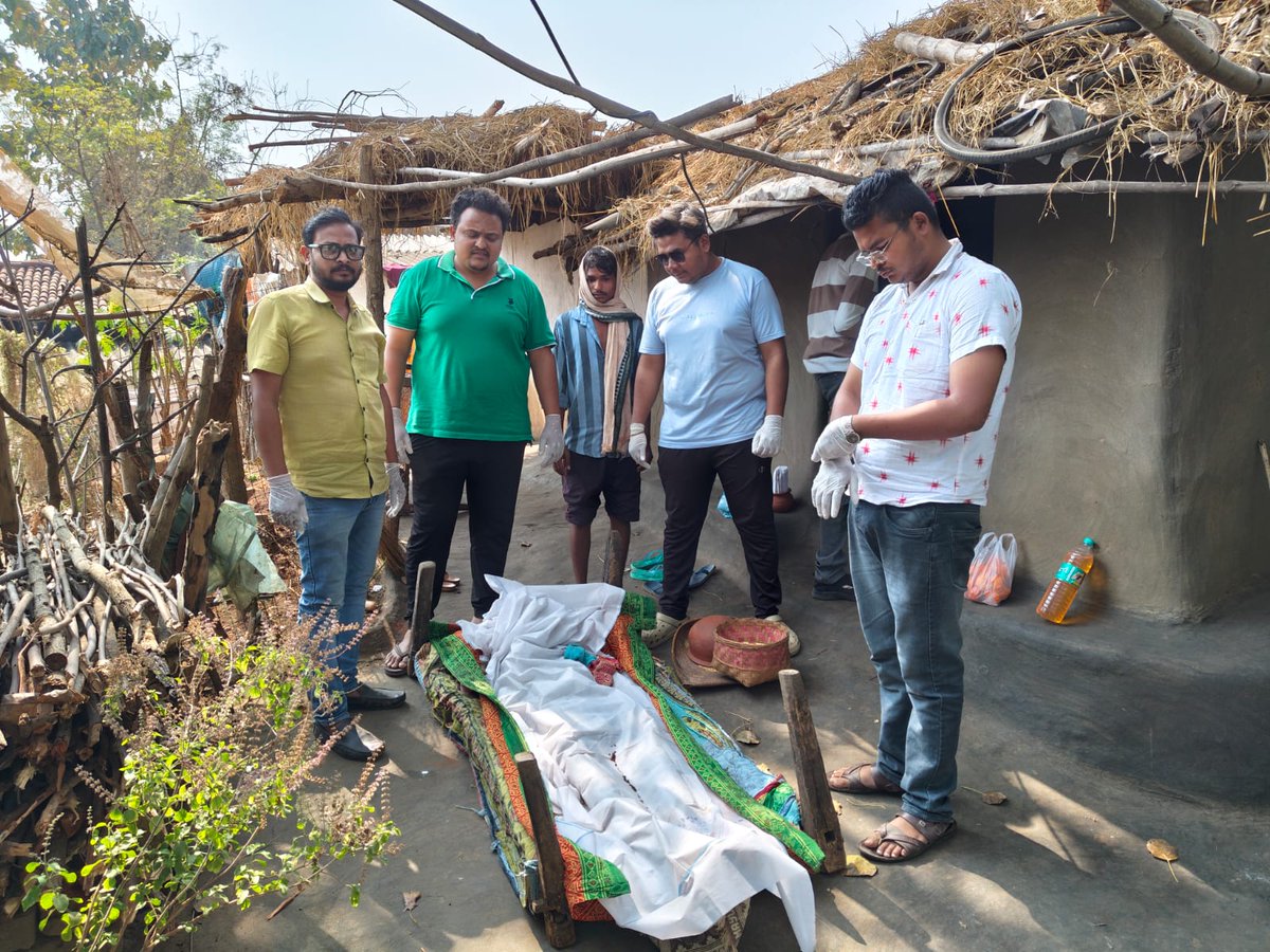SocioWelfare's tweet photo. A farewell beyond caste barriers.
Maheswari Organisation performs the last rites of Budu Purabhue of Bhuterbahal village with dignity when society denies cremation due to marriage of his daughter with other caste.@CollectorBgr @sksingh_deo
@DeoKalikesh @CMO_Odisha
@MahalingMukesh https://t.co/GRgs4oNmTj