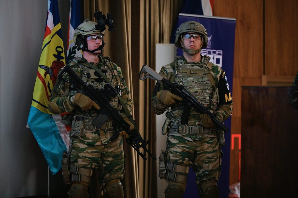 defence_greece's tweet image. Από την παρουσίαση του προγράμματος "Σύγχρονος Μαχητής"

"Μία σειρά μεταβολών, από τα κράνη από “Kevlar”, από τις εξαρτύσεις με αντιβαλλιστική προστασία, από τις σύγχρονες προσωπίδες, από τις στολές με αισθητήρες, από τις διόπτρες, από τα γυαλιά προστασίας, από το κουτί πρώτων…