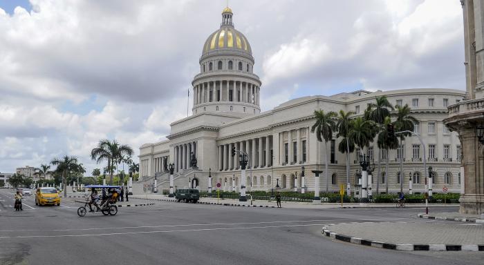 Secretario de Estado de #EEUU quiere visitar La Habana, pero antes cambiar nuestro Gobierno. Se quedará con las ganas.

No podrá conocer #Cuba, país del que no sabe absolutamente nada. No fue invitado.