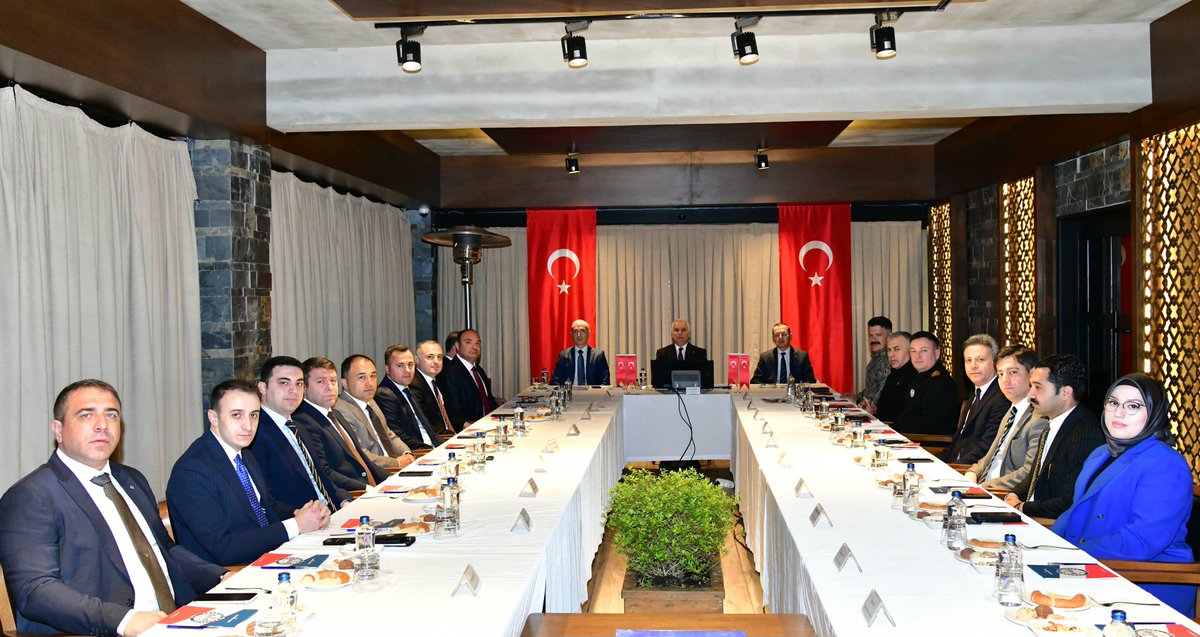 Vali Aziz Yıldırım Başkanlığında İl Güvenlik ve Asayiş Koordinasyon Kurulu Toplantısı Yapıldı👇
trabzon.gov.tr/il-guvenlik-ve…