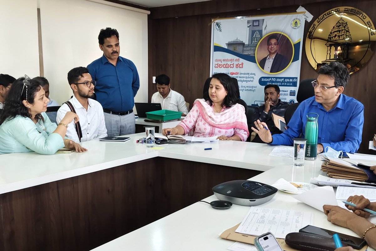 GBAChiefComm's tweet photo. ಪೂರ್ವ ವಲಯ ವ್ಯಾಪ್ತಿಯಲ್ಲಿ ಇಂದು ನಡೆದ “ಮುಖ್ಯ ಆಯುಕ್ತರ ನಡೆ ವಲಯದ ಕಡೆ” ಕಾರ್ಯಕ್ರಮದಲ್ಲಿ ಸಾರ್ವಜನಿಕರಿಂದ ಅಹವಾಲುಗಳನ್ನು ಸ್ವೀಕರಿಸಲಾಯಿತು. ಈ ವೇಳೆ, ಸಾರ್ವಜನಿಕರೊಬ್ಬರು ಮಾತನಾಡಿ ಪೌರಕಾರ್ಮಿಕರ ವಿಶ್ರಾಂತಿಗಾಗಿ ವ್ಯವಸ್ಥೆ ಮಾಡಿದರೆ ತುಂಬಾ ಅನುಕೂಲವಾಗಲಿದೆ ಎಂದು ತಿಳಿಸಿದರು. 
 
ಅದಕ್ಕೆ ಪ್ರತಿಕ್ರಿಯಿಸಿ, ನಗರದಲ್ಲಿ ಪೌರಕಾರ್ಮಿಕರು ವಿಶ್ರಾಂತಿ ಮಾಡುವ ಸಲುವಾಗಿ 42 ಕಡೆ ಶಾಶ್ವತ ಕೊಠಡಿಗಳನ್ನು ನಿರ್ಮಾಣ ಮಾಡಲಾಗುತ್ತಿದ್ದು, ಶೀಘ್ರ ಕಾಮಗಾರಿಯನ್ನು ಪೂರ್ಣಗೊಳಿಸಿ ಪೌರಕಾರ್ಮಿಕರು ವಿಶ್ರಾಂತಿ ಪಡೆಯಲು ಅನುವು ಮಾಡಿಕೊಡಲು ಸೂಚನೆ ನೀಡಲಾಯಿತು.

ಈ ವೇಳೆ ವಲಯ ಆಯುಕ್ತರಾದ ಸ್ನೇಹಲ್, ವಲಯ ಜಂಟಿ ಆಯುಕ್ತರಾದ ಸರೋಜ, ಉಪ ಆಯುಕ್ತರಾದ ರಾಜು, ಮುಖ್ಯ ಅಭಿಯಂತರರಾದ ಸುಗುಣಾ, ಕಾರ್ಯಪಾಲಕ ಅಭಿಯಂತರರು, ಪಾಲಿಕೆ, ಜಲಮಂಡಳಿ, ಬೆಸ್ಕಾಂ ಸೇರಿದಂತೆ ಇನ್ನಿತರೆ ಸಂಬಂಧಪಟ್ಟ ಅಧಿಕಾರಿಗಳು ಉಪಸ್ಥಿತರಿದ್ದರು.
#BBMP #BBMPCares #DKShivakumar #bbmpchiefcommissioner