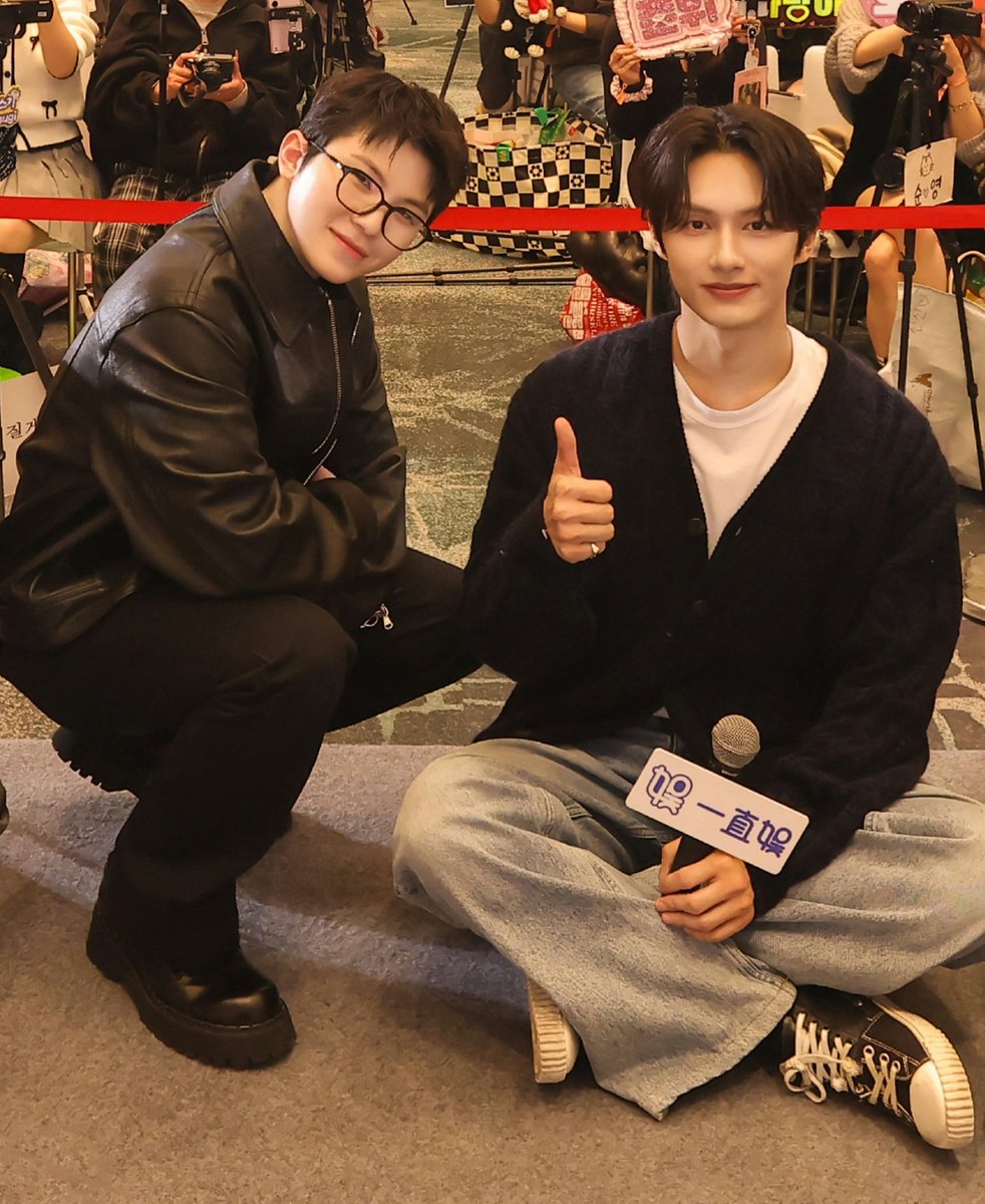 250204 이즈위 웨이보 #웆준 #hoonhui
상하이 팬싸 🍑🐱