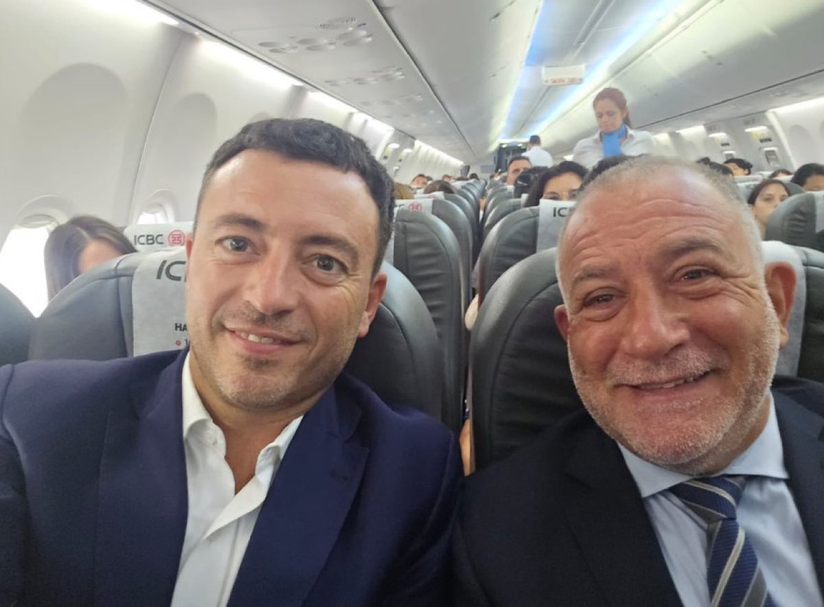 Batman y Robin rumbo a Buenos Aires para pelear por Córdoba, por los fondos de la Caja de Jubilaciones, por el Fondo de Incentivo Docente, por el subsidio al transporte, por todos los recortes en materia Social! Por la situación de Nissan!! Qué bueno!!!! Fuerza muchachos!!