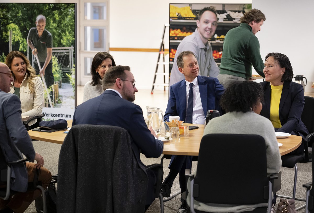 Minister Van Hijum van Sociale Zaken en Werkgelegenheid bezoekt Limburg om te praten over arbeidsmarktbeleid. “Als provincie hebben we duidelijk kunnen maken dat onze arbeidsmarkt écht anders is dan die in het westen van Nederland.” Lees meer: bit.ly/3EpRUOb