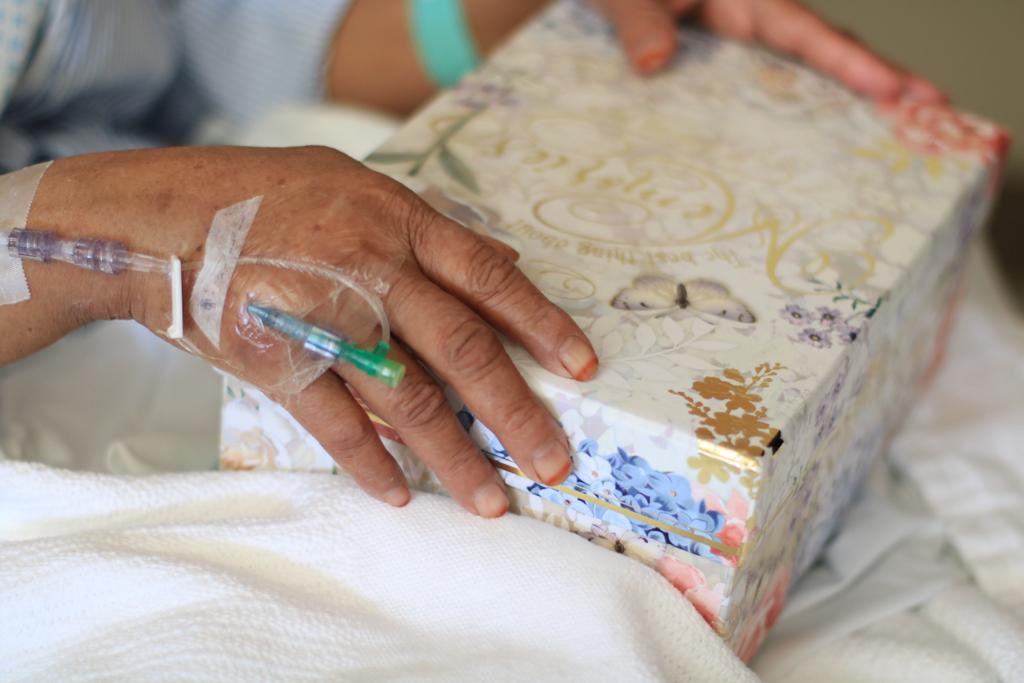 محاربو السرطان🎗️
اللَّه يعلم قوَّتكم ويختاركم لما يعلم أنَّكم قادرون عليه .. فصبرًا وأجرًا وعافية قريبة بإذن الله.

#اليوم_العالمي_للسرطان
#حقق_أملهم