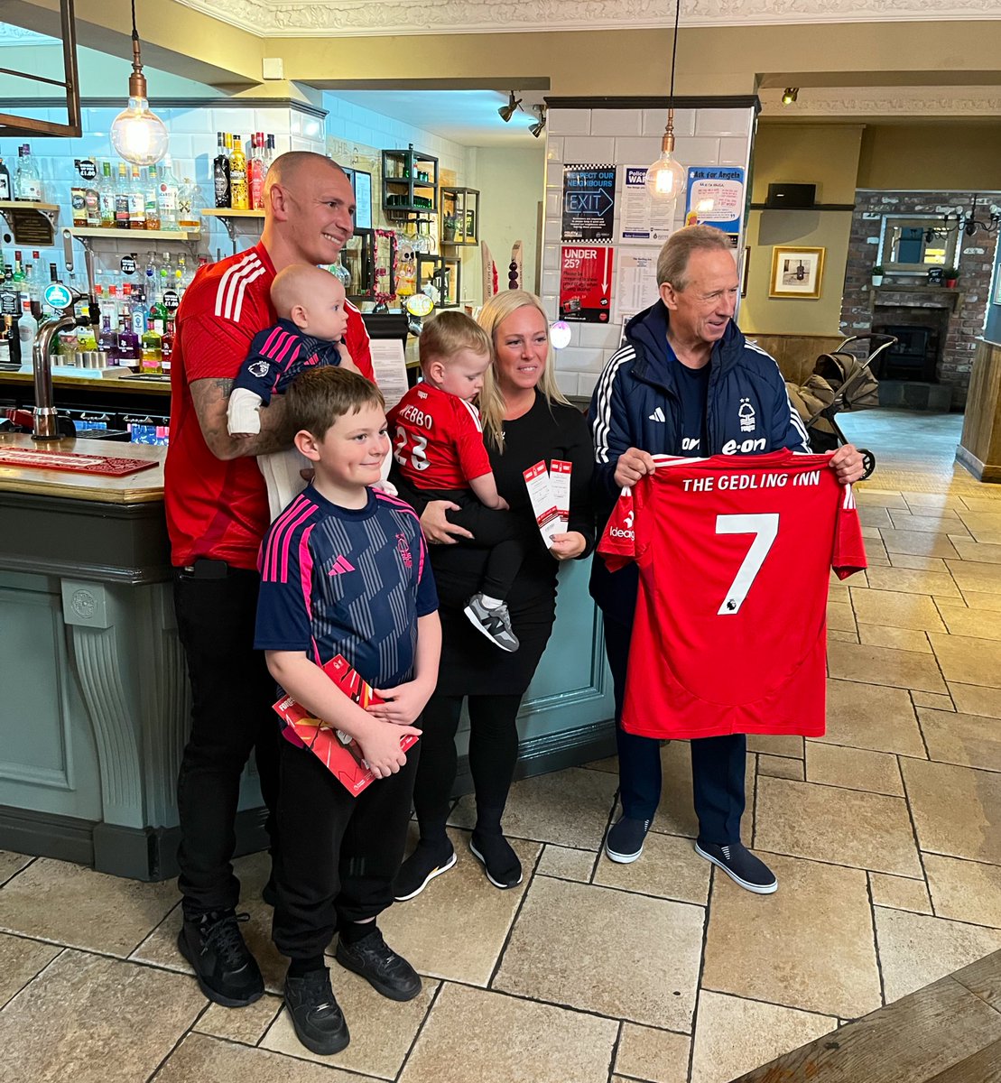 John McGovern and @nffc this lunchtime delivered a signed shirt and match tickets for the landlady <a href="/ThegedlinginnK/">Thegedlinginn&kitch</a> who gave away free pints!  So 7 goals, pints all round and a happy ending! More on <a href="/bbcemt/">BBC East Midlands</a> 1830 BBC1 ❤️