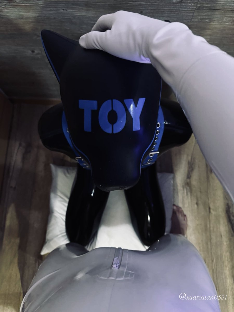 『獨膠軒．週二告解室
．內向害羞純潔』

禮拜天自我介紹的時候～
軒：我是內向害羞純潔的軒軒

下一秒
軒：我要內射你（對著阿極說）

小特：你這句話不是內向害羞純潔的人會說出來的🙂

📷🤍：<a href="/polarbear_1069/">白色的阿極</a> 

#再次感謝阿極的活動和感謝樂咖的頭套 
#latex #rubber #週二告解室