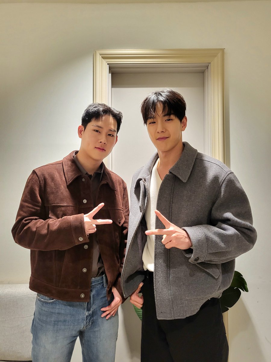 OfficialMONSTAX's tweet photo. 📸
240204 #몬스타엑스 #셔누 #주헌
영화 <퇴마록> VIP 시사회 완료 🎞️

2025 오컬트 기대작 퇴마록 보러 왔어요 🍿
상영관에서 듣는 BEASTMODE는 어떨지 🤔
2025년 2월 21일, 극장에 만나요!

#SHOWNU #JOOHONEY
#MONSTAX #MONSTA_X
#BEASTMODE #퇴마록 https://t.co/3HKjHu0bD9