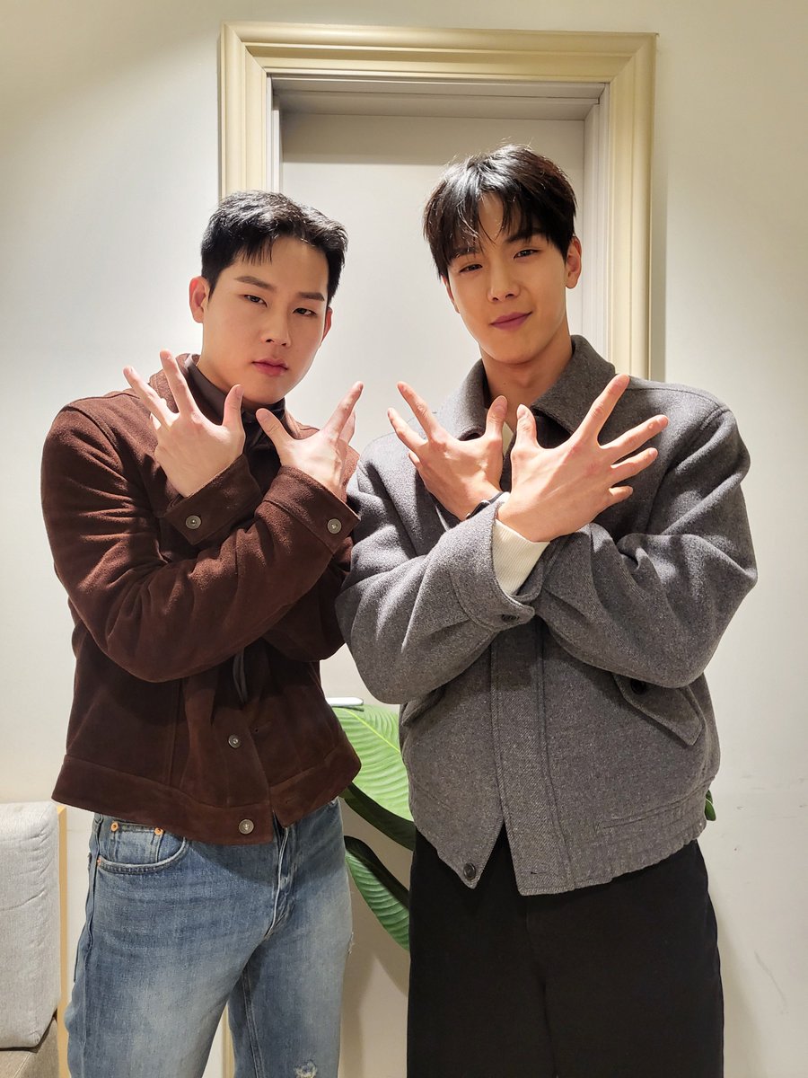 OfficialMONSTAX's tweet photo. 📸
240204 #몬스타엑스 #셔누 #주헌
영화 <퇴마록> VIP 시사회 완료 🎞️

2025 오컬트 기대작 퇴마록 보러 왔어요 🍿
상영관에서 듣는 BEASTMODE는 어떨지 🤔
2025년 2월 21일, 극장에 만나요!

#SHOWNU #JOOHONEY
#MONSTAX #MONSTA_X
#BEASTMODE #퇴마록 https://t.co/3HKjHu0bD9