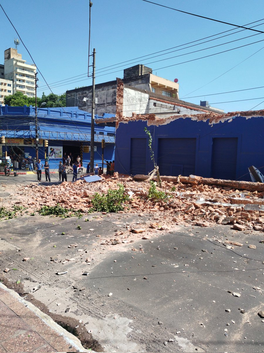 germanPertussi's tweet photo. Cedió la estructura de uno de los estacionamientos de Casa Paraná, ojalá no haya estado caminando nadie en ese momento. https://t.co/Ux9HNv1iUW