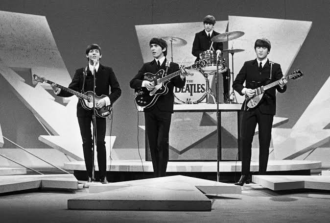 gabu_moon's tweet photo. o filme do quarteto fantástico fazendo uma referência a apresentação dos beatles no ed sullivan show (o cenário é idêntico). ISSO AQUI NÃO PODE SER COINCIDÊNCIA, FALEM PRA MIM QUE NÃO É COISA SÓ DA MINHA CABEÇA!!!!! https://t.co/DLg3XYDj4z