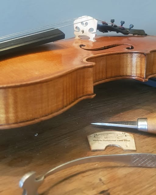 How does your setup affect tonality at the bridge? ☝🏽More height at the bridge will mean more acute pitch, equaling more tension on the table, therefore greater sound intensity and lower does the opposite. 
#StringInstrumentCare  #ViolinMaintenance #svencino #svencinoviolins