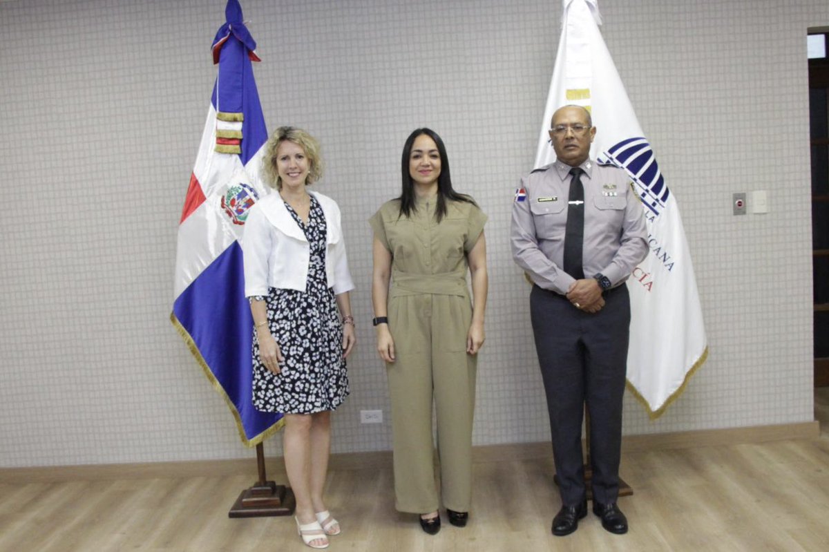PoliciaRD's tweet photo. La ministra de @mininteriorrd, @farideraful, y el director general de la #PolicíaRD, mayor @generalramongp, recibieron a la embajadora de Francia en República Dominicana, Sonia Barbry.

Durante el encuentro, abordaron temas de interés común en materia de seguridad y cooperación entre ambos países, reafirmando el compromiso de fortalecer la colaboración bilateral.

#PolicíaRD 
#LaNuevaPolicíaRD