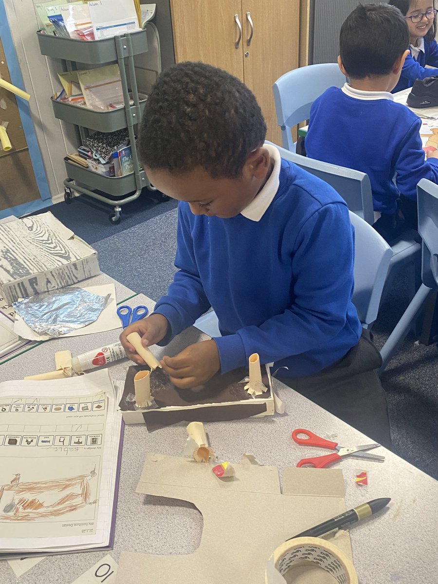 SunningHillPrim's tweet photo. In DT, 1H have been making Victorian furniture. https://t.co/JrI4sVBSd1