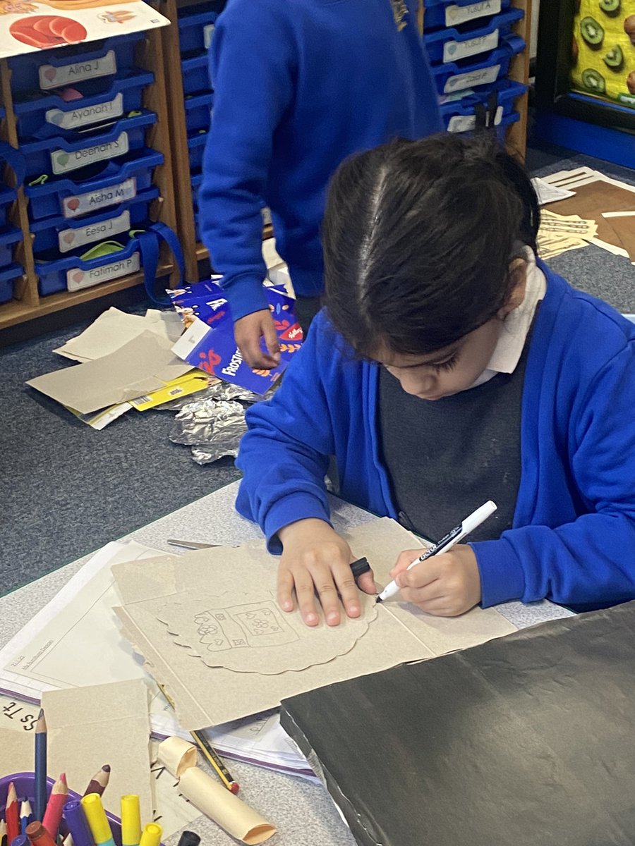SunningHillPrim's tweet photo. In DT, 1H have been making Victorian furniture. https://t.co/If6FszzzNR