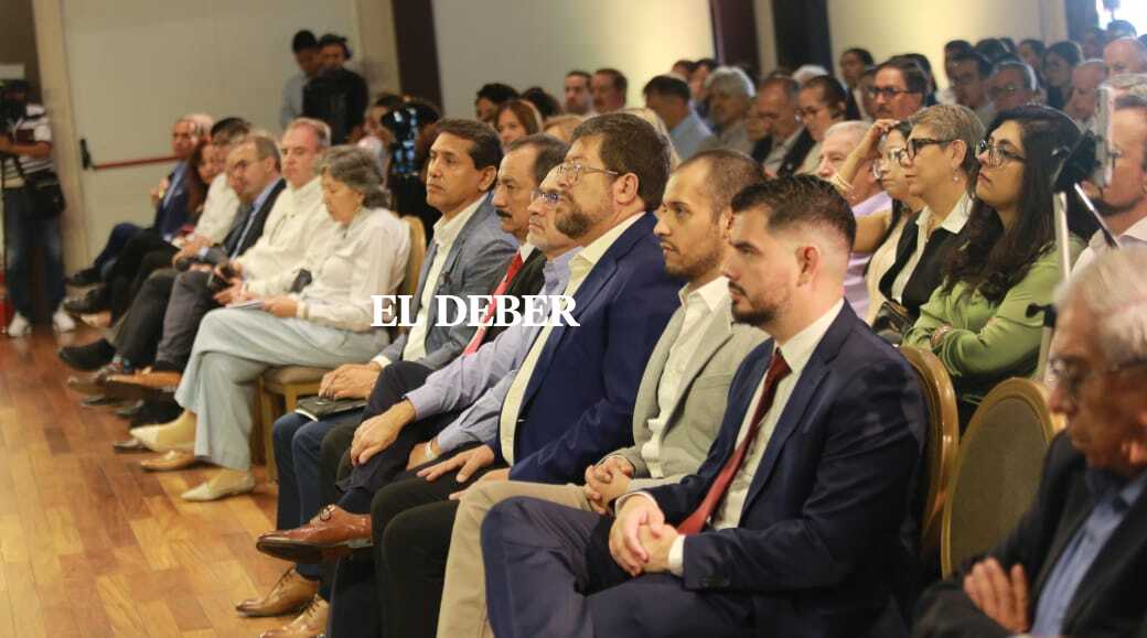 El Foro Liderazgo para un Nuevo Ciclo comienza, la mañana de este martes 4 de febrero, en el hotel Los Tajibos. En la jornada precandidatos a las elecciones presidenciales de agosto expondrán sus propuestas en los ámbitos económico, social y político. El foro está organizado por