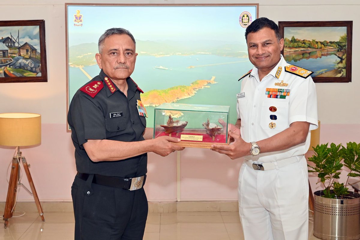 HQ_IDS_India's tweet photo. General Anil Chauhan, Chief of Defence Staff #CDS, accompanied by VAdm K Swaminathan #VCNS and senior MoD functionaries, visited Naval Base Karwar and reviewed the infrastructure developments under #ProjectSeabird.
The empowered delegation visit underscores the importance of positioning Karwar as a futuristic & adaptive Naval Base that remains relevant & responsive to evolving security dynamics.
#CDS interacted with Naval personnel and also inaugurated the Senior Sailor's Accommodation & Main Distribution Sub Station at #Karwar.
@DefenceMinIndia
@SethSanjayMP